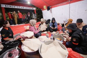 Mensos dan Wamensos Terjun Langsung Persiapkan Sahur Korban Banjir di Bekasi