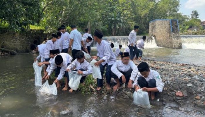 Pelajar Bantul Tebar Benih Ikan, Jaga Sungai Bedog