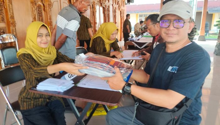 Siap Dikukuhkan, 828 Calon Pengurus RT dan RW di Condongcatur Antusias Ambil Seragam Lurik