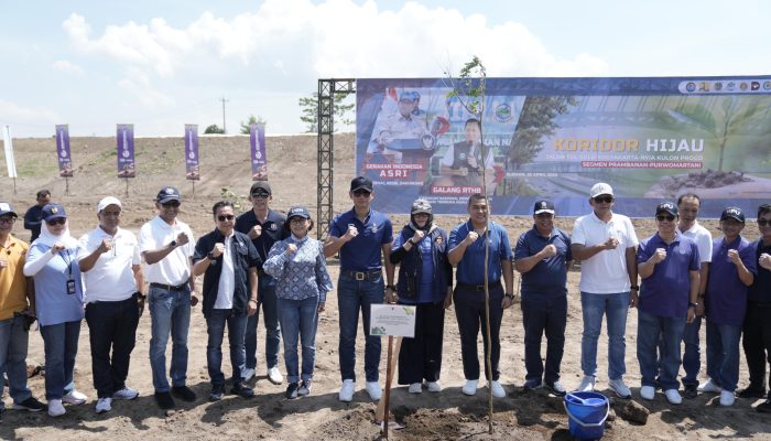 Dukung Gerakan ASRI, Menko IPK Tanam Bibit Pohon di Ruas Tol Prambanan-Purwomartani