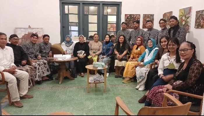 Ratusan Warga Jogja Napak Tilas Kartini Berkebaya